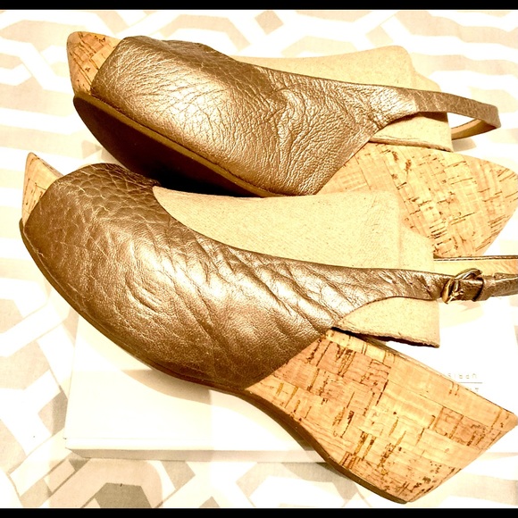 VIA SPIGA Crinkled Gold Leather Wedge Slingbacks - Picture 10 of 12
